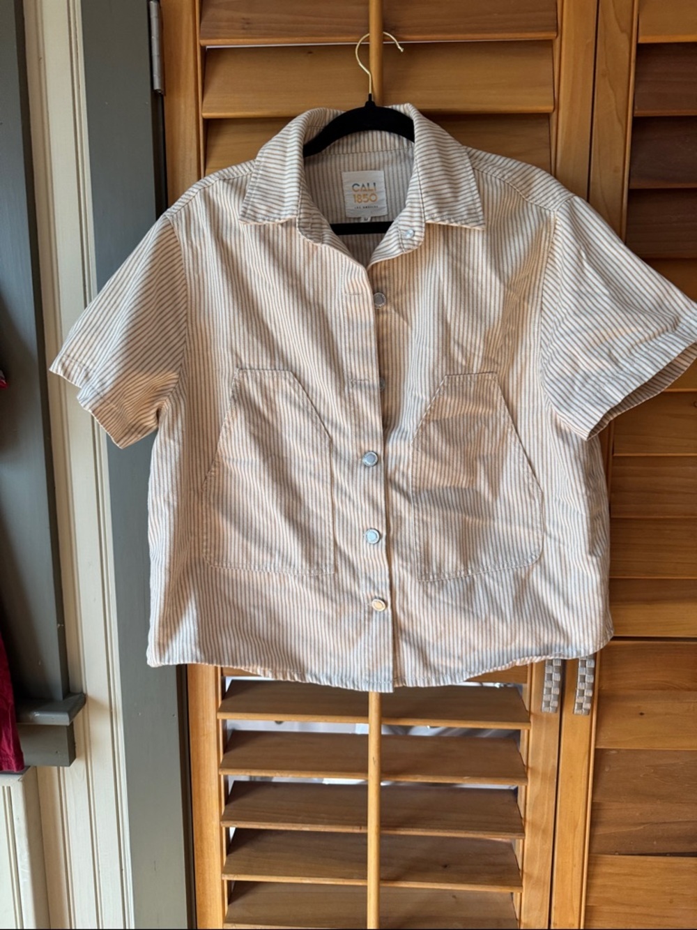 CALI 1850 Short-Sleeve Button-Down Shirt in Beige Stripe size medium